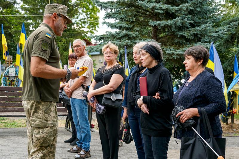 Сьогодні Ужгород провів в останню земну дорогу 44-річного солдата Василя Мартина