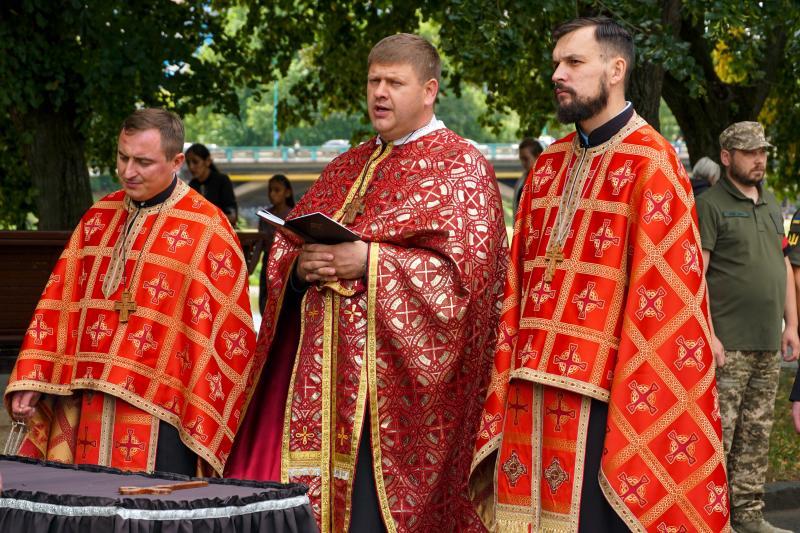 Сьогодні Ужгород провів в останню земну дорогу 44-річного солдата Василя Мартина
