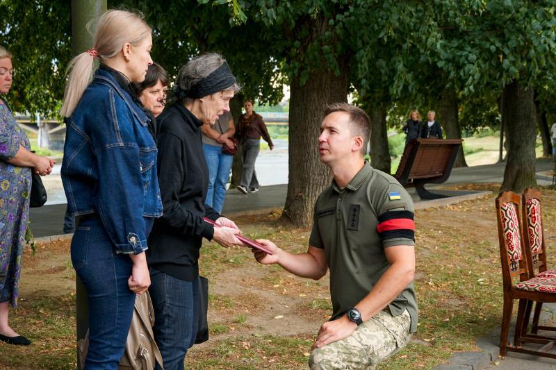 Сьогодні Ужгород провів в останню земну дорогу 44-річного солдата Василя Мартина