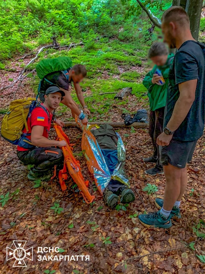На Закарпатті туристка зірвалася зі скелі під час походу