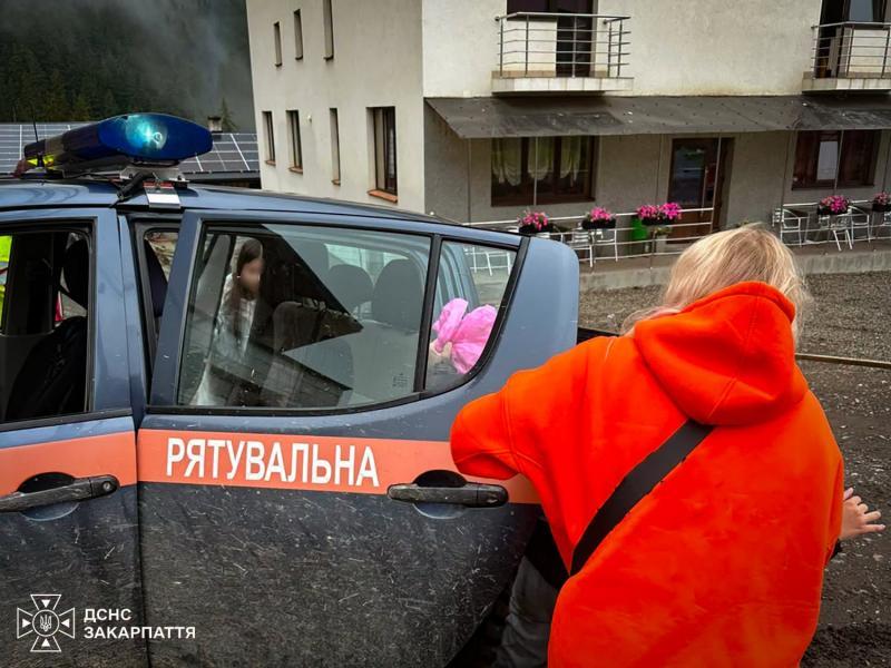 Негода застала зненацька: на Рахівщині врятували туристичну групу з Полтавщини