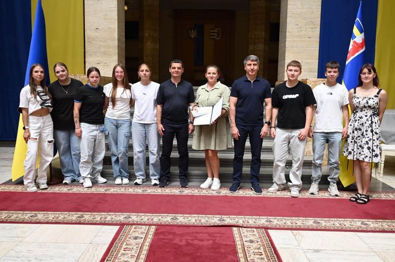 Команди з Ужгорода принесли Закарпаттю «золото» та «бронзу» Всеукраїнських шкільних лі
