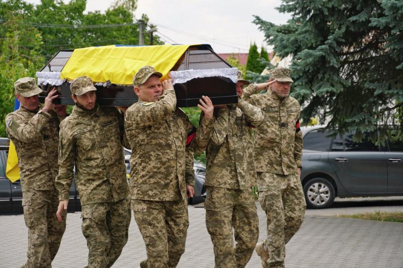 В Ужгороді сьогодні віддали останню шану 49-річному захиснику України, старшому солдату Івану Ігнацевичу