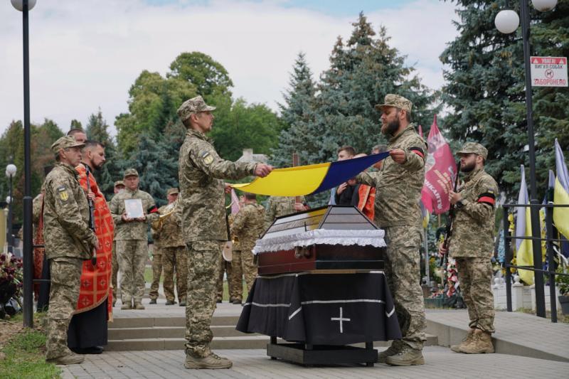 В Ужгороді сьогодні віддали останню шану 49-річному захиснику України, старшому солдату Івану Ігнацевичу