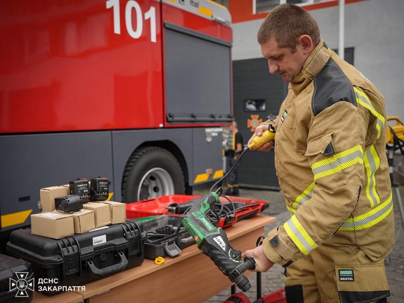 Рятувальники Закарпаття отримали сучасне обладнання від благодійного фонду «Українські Вогнеборці»