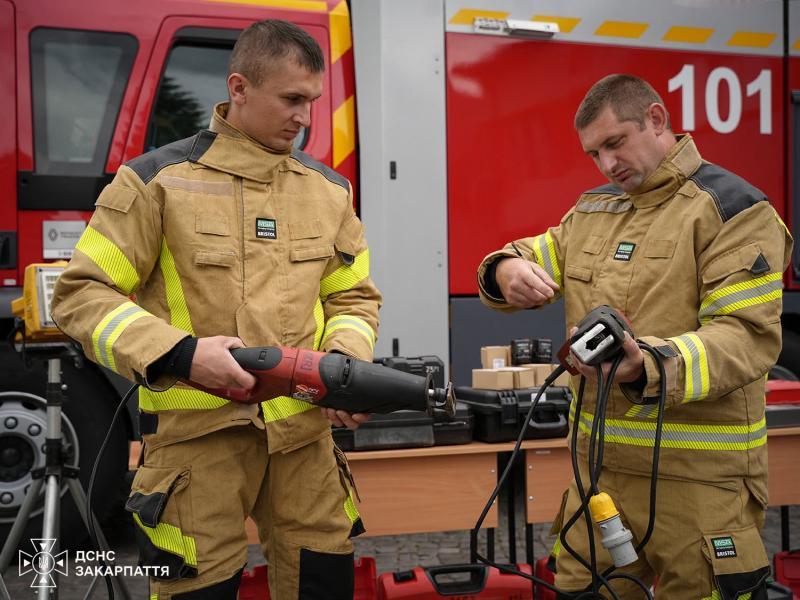 Рятувальники Закарпаття отримали сучасне обладнання від благодійного фонду «Українські Вогнеборці»