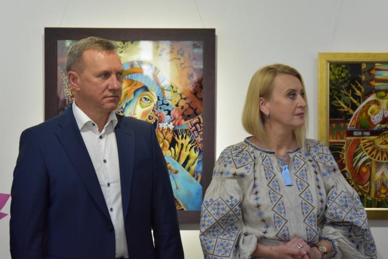 «За склом» – у галереї «Ужгород» відкрили виставку робіт заслуженої художниці України Вікторії Кузьми, присвячену ювілею мисткині