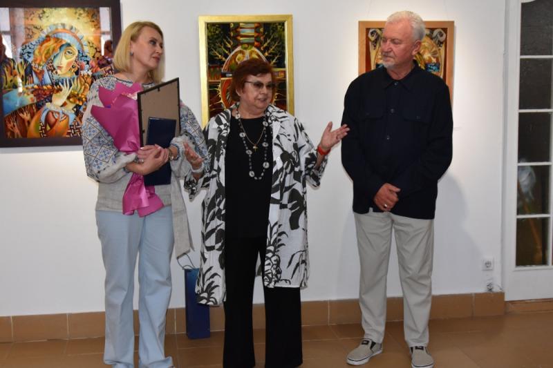 «За склом» – у галереї «Ужгород» відкрили виставку робіт заслуженої художниці України Вікторії Кузьми, присвячену ювілею мисткині