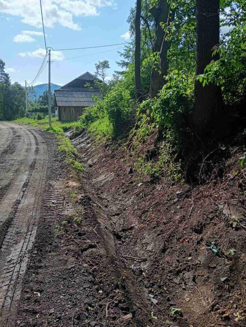 На дорогах Закарпаття тривають ремонтні роботи: де працює дорожня техніка