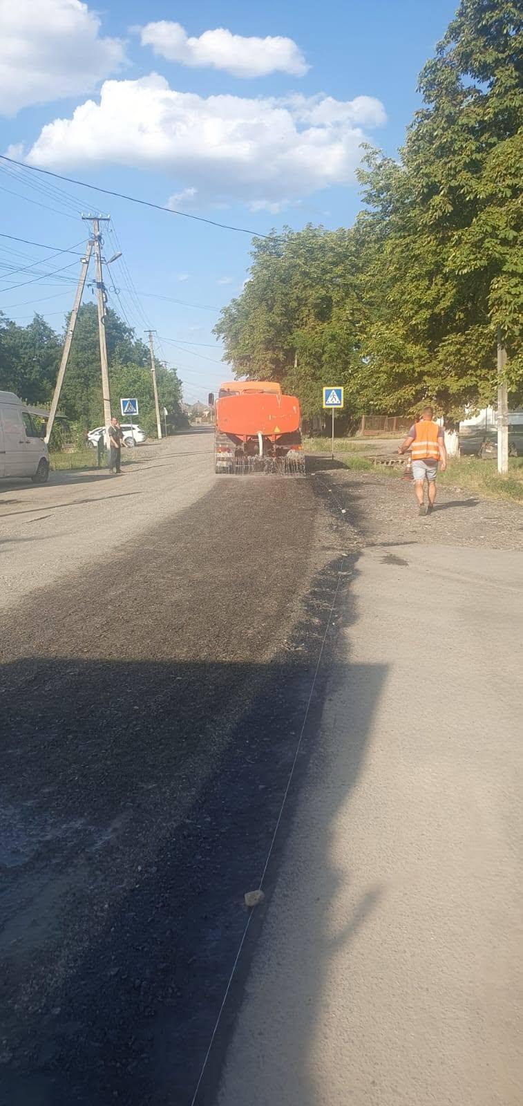 На дорогах Закарпаття тривають ремонтні роботи: де працює дорожня техніка