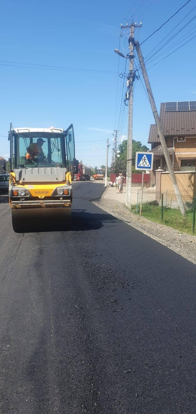 На дорогах Закарпаття тривають ремонтні роботи: де працює дорожня техніка