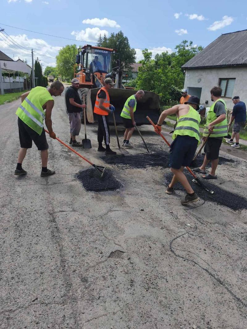 На дорогах Закарпаття тривають ремонтні роботи: де працює дорожня техніка