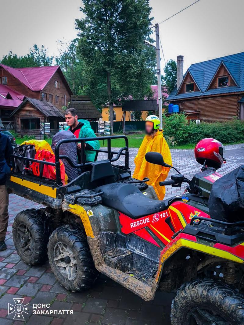 Гірські рятувальники на Рахівщині надали допомогу 18-річній туристці