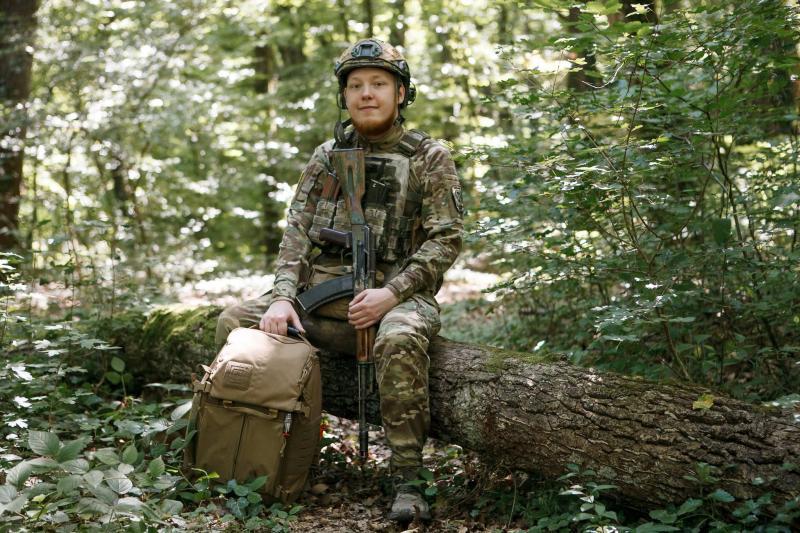 «Є поранений» — значить бігти: історія бойового медика із Закарпаття Максима, який рятував побратимів під вогнем