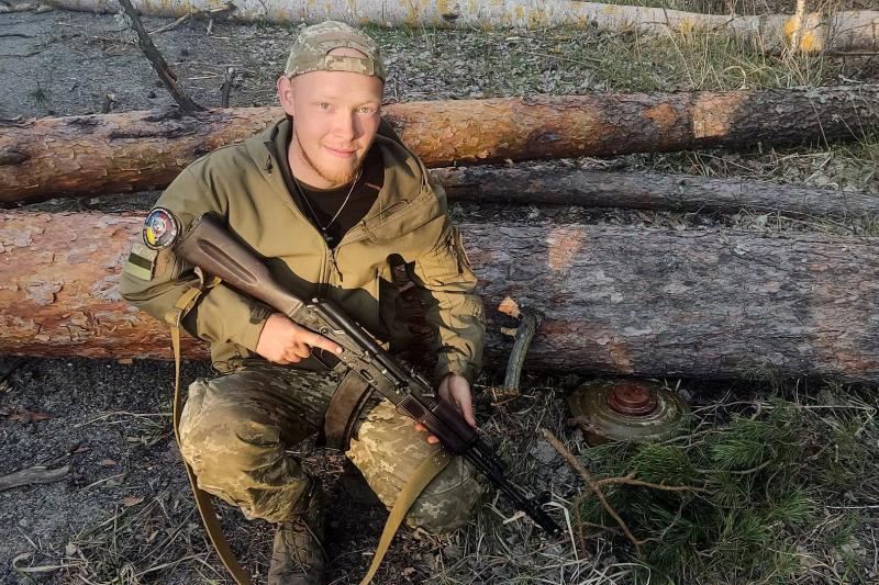 «Є поранений» — значить бігти: історія бойового медика із Закарпаття Максима, який рятував побратимів під вогнем