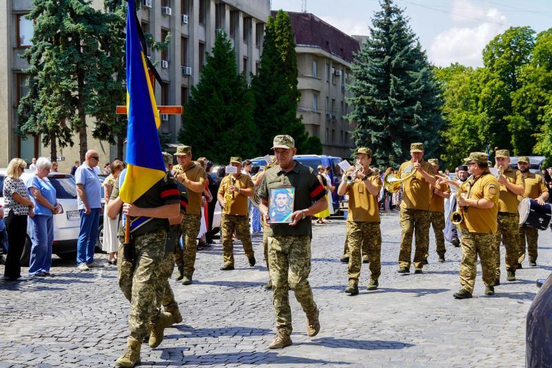 36-річного захисника України Миколу Філюка провели в останню земну дорогу в Ужгороді