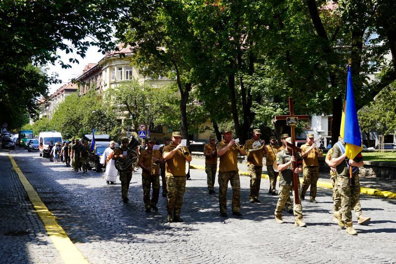 36-річного захисника України Миколу Філюка провели в останню земну дорогу в Ужгороді