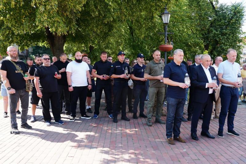 В Ужгороді вшанували пам’ять жертв теракту в Оленівці та всіх загиблих у російському полоні