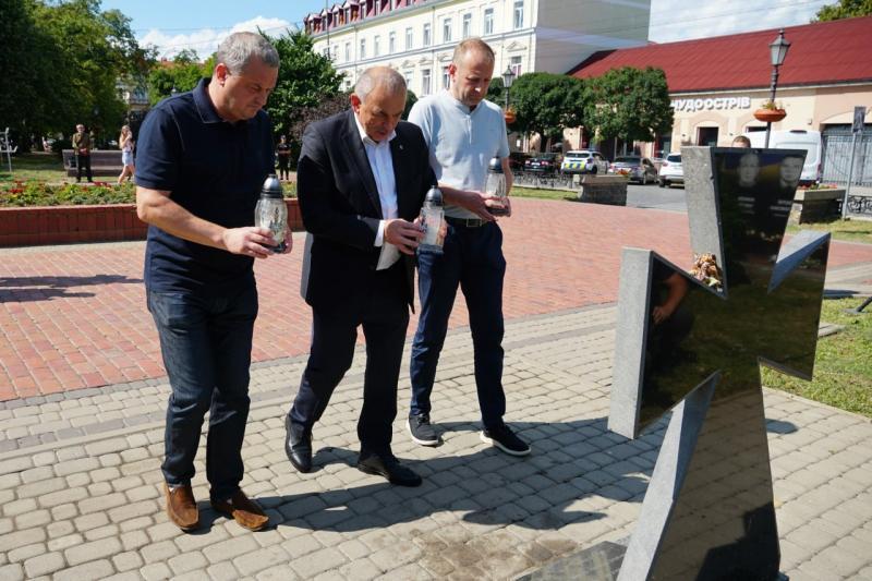 В Ужгороді вшанували пам’ять жертв теракту в Оленівці та всіх загиблих у російському полоні