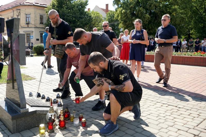 В Ужгороді вшанували пам’ять жертв теракту в Оленівці та всіх загиблих у російському полоні