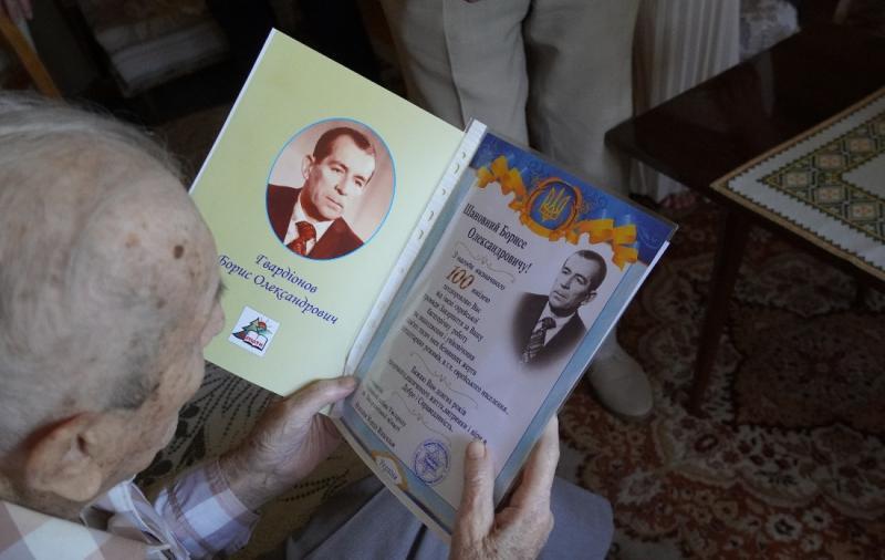 Богдан Андріїв привітав з ювілеєм 100-річного ужгородця