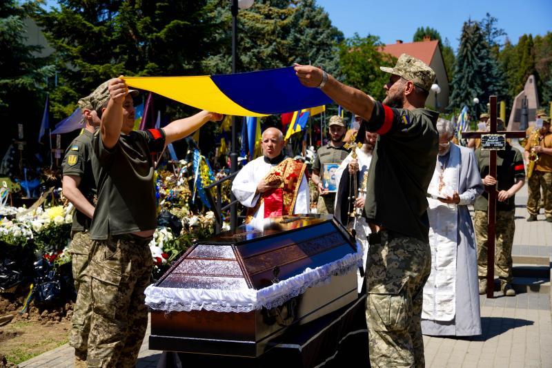 Сьогодні в Ужгороді попрощалися із 44-річним солдатом Андрієм Куном