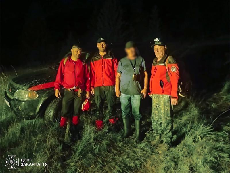 Шукали за допомогою світлових ракет: на Тячівщині врятували грибника