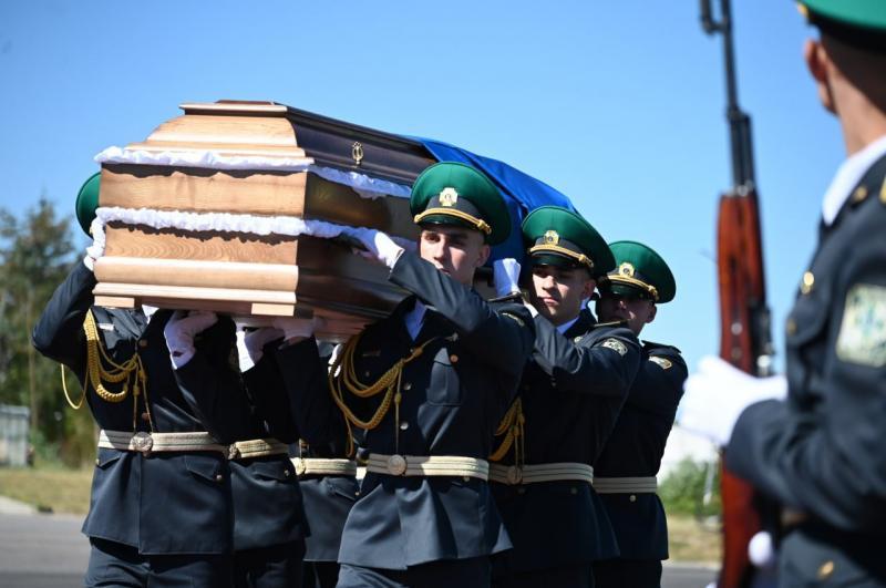 Майже через 90 років Євген Коновалець повертається в Україну: прах полковника зустріли на Закарпатті