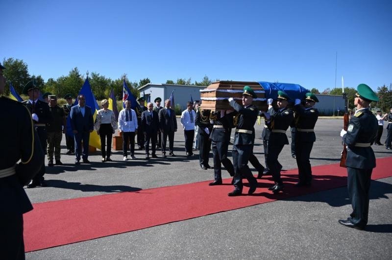 Майже через 90 років Євген Коновалець повертається в Україну: прах полковника зустріли на Закарпатті