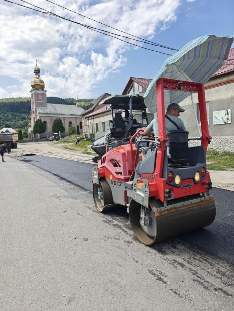 На Закарпатті одночасно ремонтують дороги у трьох районах: де тривають роботи