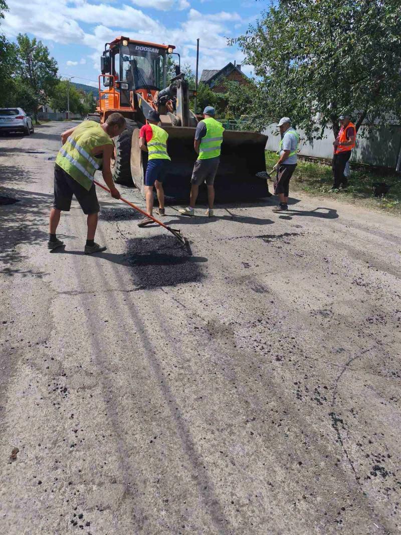 На Закарпатті одночасно ремонтують дороги у трьох районах: де тривають роботи