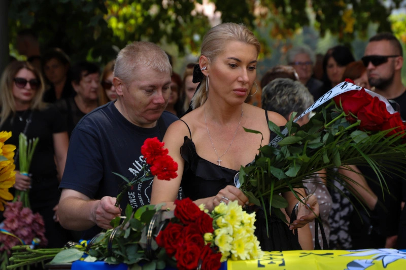 В Ужгороді сьогодні попрощалися із 46-річним захисником України, лейтенантом Сергієм Івановим