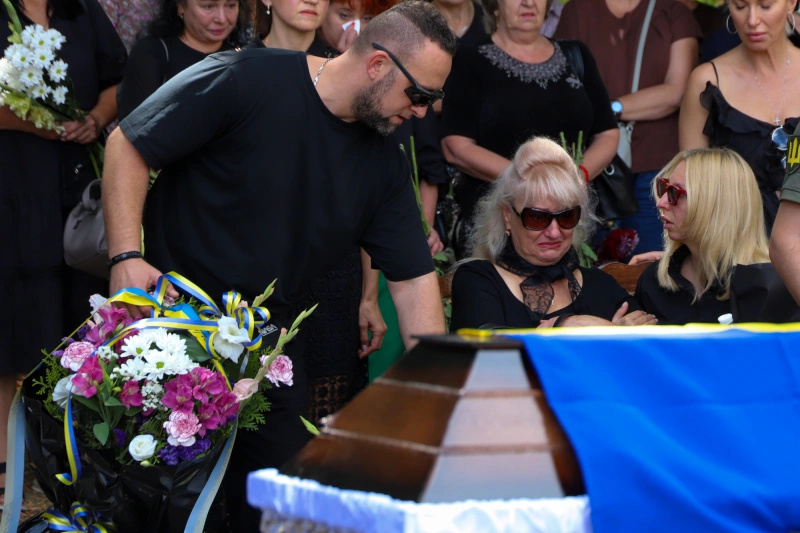 В Ужгороді сьогодні попрощалися із 46-річним захисником України, лейтенантом Сергієм Івановим