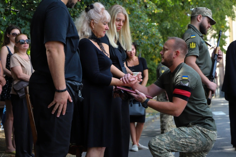 В Ужгороді сьогодні попрощалися із 46-річним захисником України, лейтенантом Сергієм Івановим
