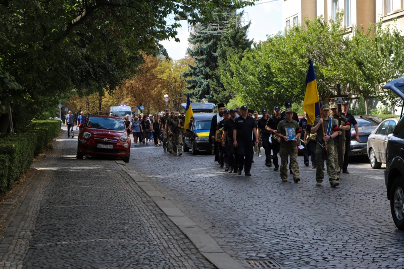 В Ужгороді сьогодні попрощалися із 46-річним захисником України, лейтенантом Сергієм Івановим