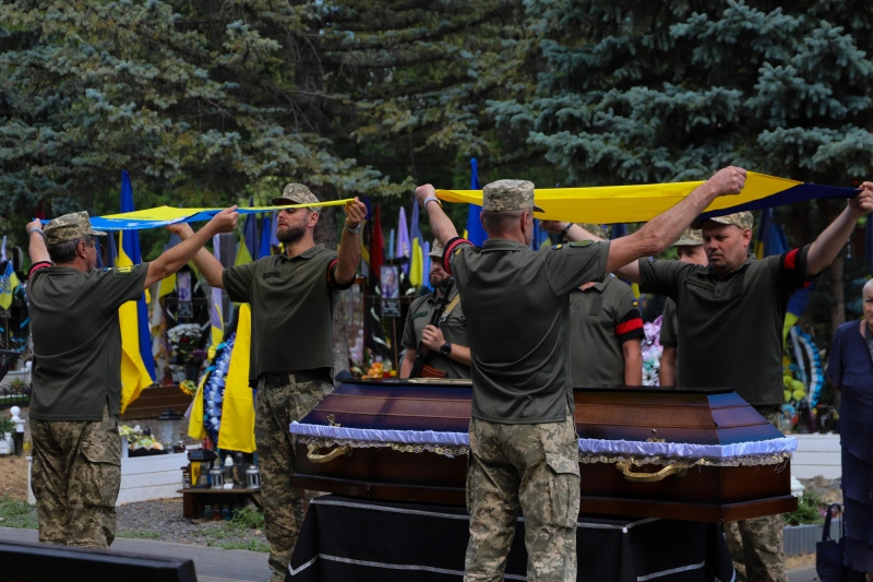 В Ужгороді сьогодні попрощалися із 46-річним захисником України, лейтенантом Сергієм Івановим