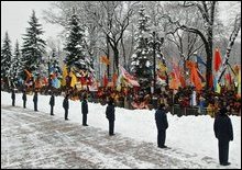 Провладні депутати і комуністи ігнорують засідання Верховної Ради. Під парламентом зібралося 100 тисяч осіб