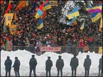 Опозиція блокує і вимагає, щоб уряд звільнив будівлі