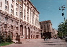 Сотні людей заблокували будинок Київської мерії