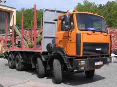 На Закарпатті селяни заблокували проїзд лісовозам меблевої фірми через те, що ті руйнують дорогу