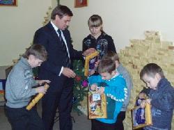 За "джинсу" та подарунки школам закарпатських політиків до відповідальності притягнути не можна
