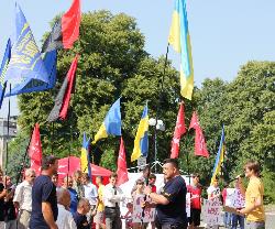 Близько 100 депутатів в Ужгороді вимагали від президента не підписувати "мовного" закону