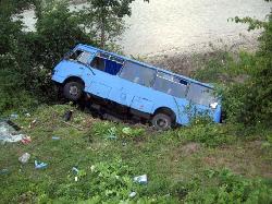 На Закарпатті перекинувся у кювет автобус з 32 пасажирами