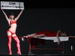 В Ужгород приїдуть вистави "батька" матюкливого Гамлета