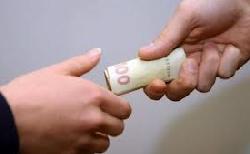 На закарпатській Берегівщині депутат сільради роздає 200 грн. за Віктора Балогу