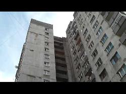 Біля ужгородської 16-поверхівки знайшли мертвого хлопця 