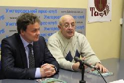 В Ужгородському прес-клубі Михайло Рошко презентував нову книгу "Світами, книжками, серцями…"