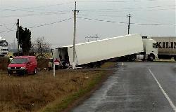 Під Мукачевом вантажівку знесло з траси Київ-Чоп