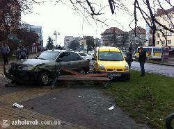 ДТП в Ужгороді: Автомобілі вилетіли на тротуар