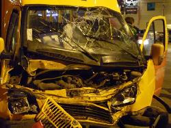 В Ужгороді маршрутка на червоне світло врізалася в авто

